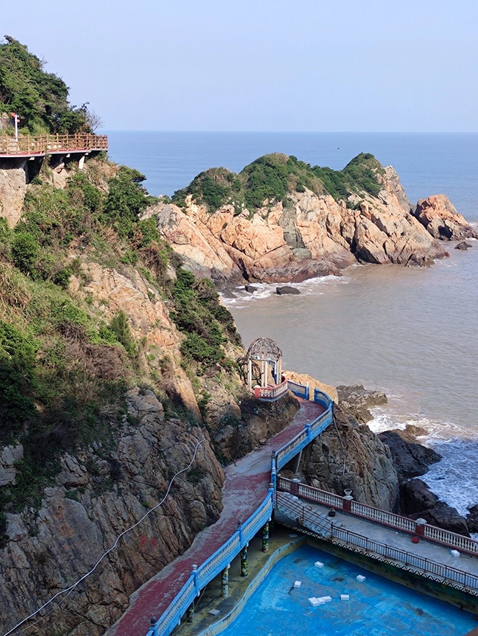 99在温州苍南的石砰乡渔港 渔船与远山相印,有渔民,有垂钓者