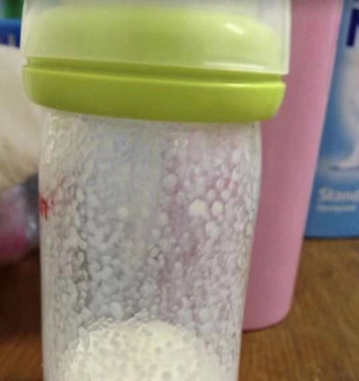 奶粉挂壁,其实就是冲奶粉时奶瓶壁上出现粉质小颗粒,白点或者絮片的