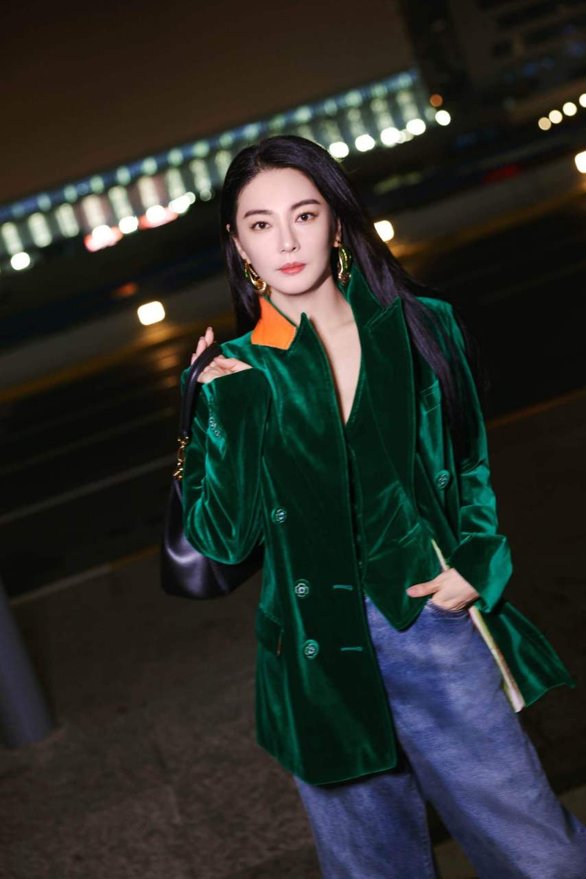 张雨绮米兰时装周造型,绿丝绒西装外套搭配阔腿牛仔裤,酷感时尚浪漫