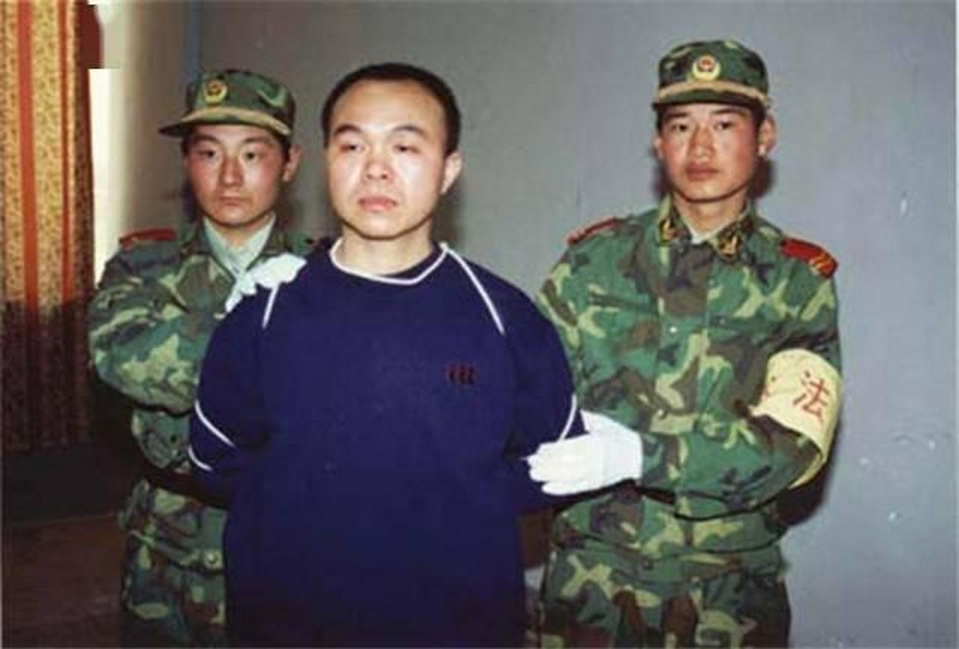 1999年,浙江最大黑帮头目张畏被捕,执行死刑前,他嘱咐女儿:在家要听