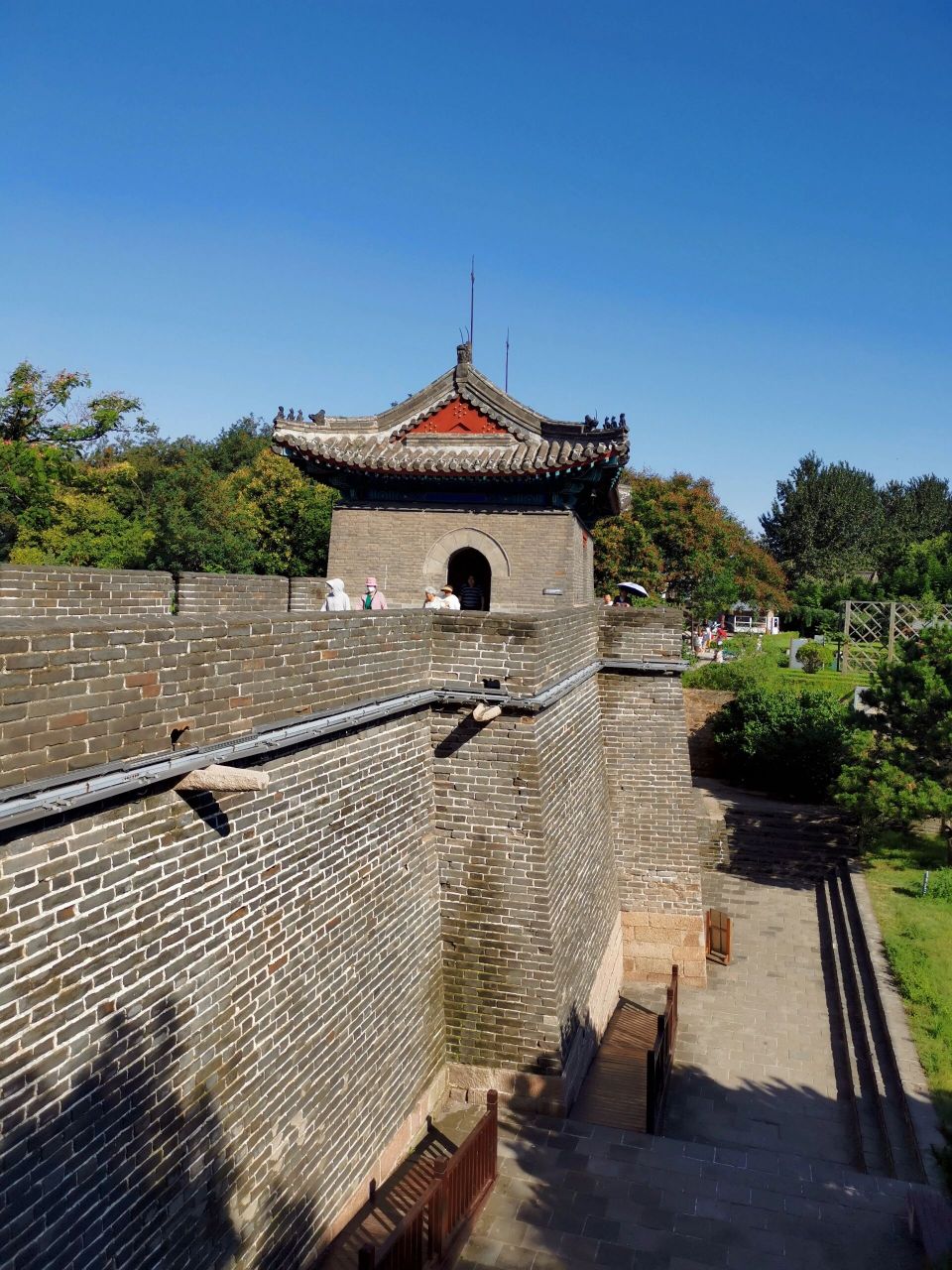 老龙头景区 老龙头景区位于河北省秦皇岛市山海关区的渤海之滨,是明