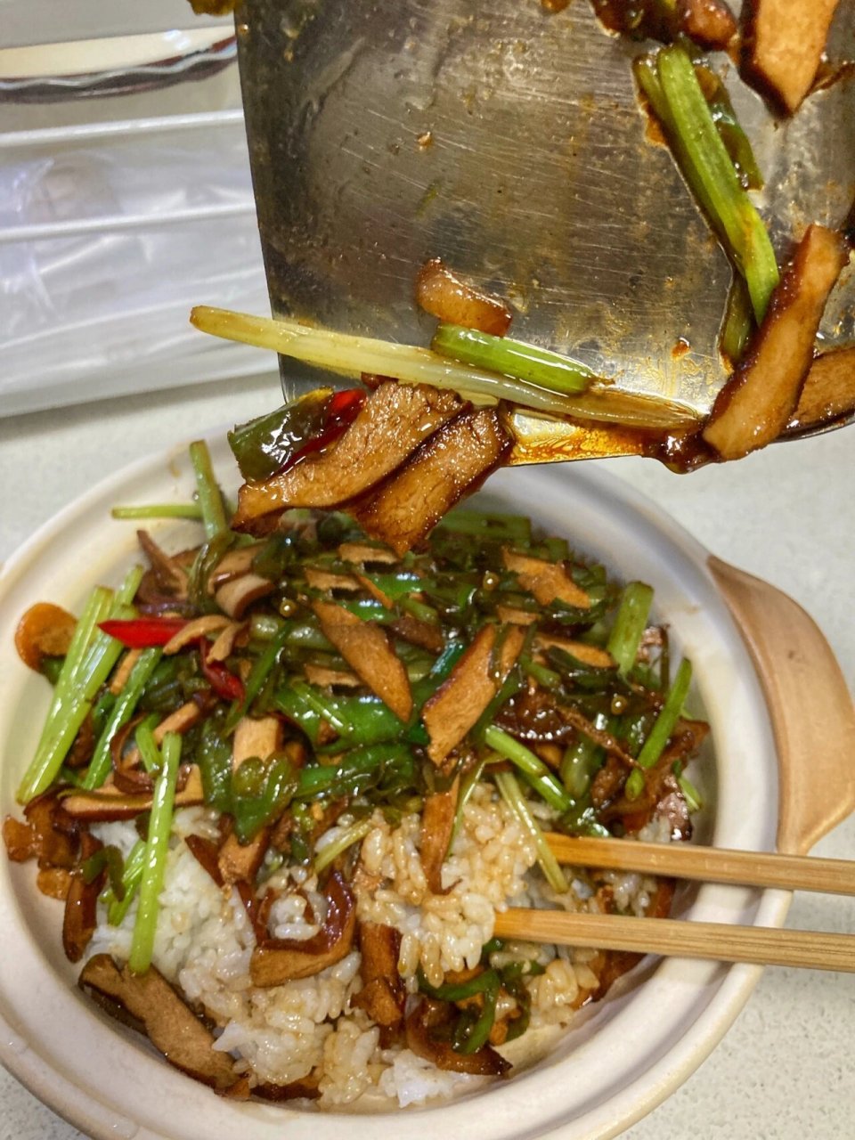盖浇饭系列76 | 芹菜香干炒肉09 芹菜真是个好东西,很懂事体贴的