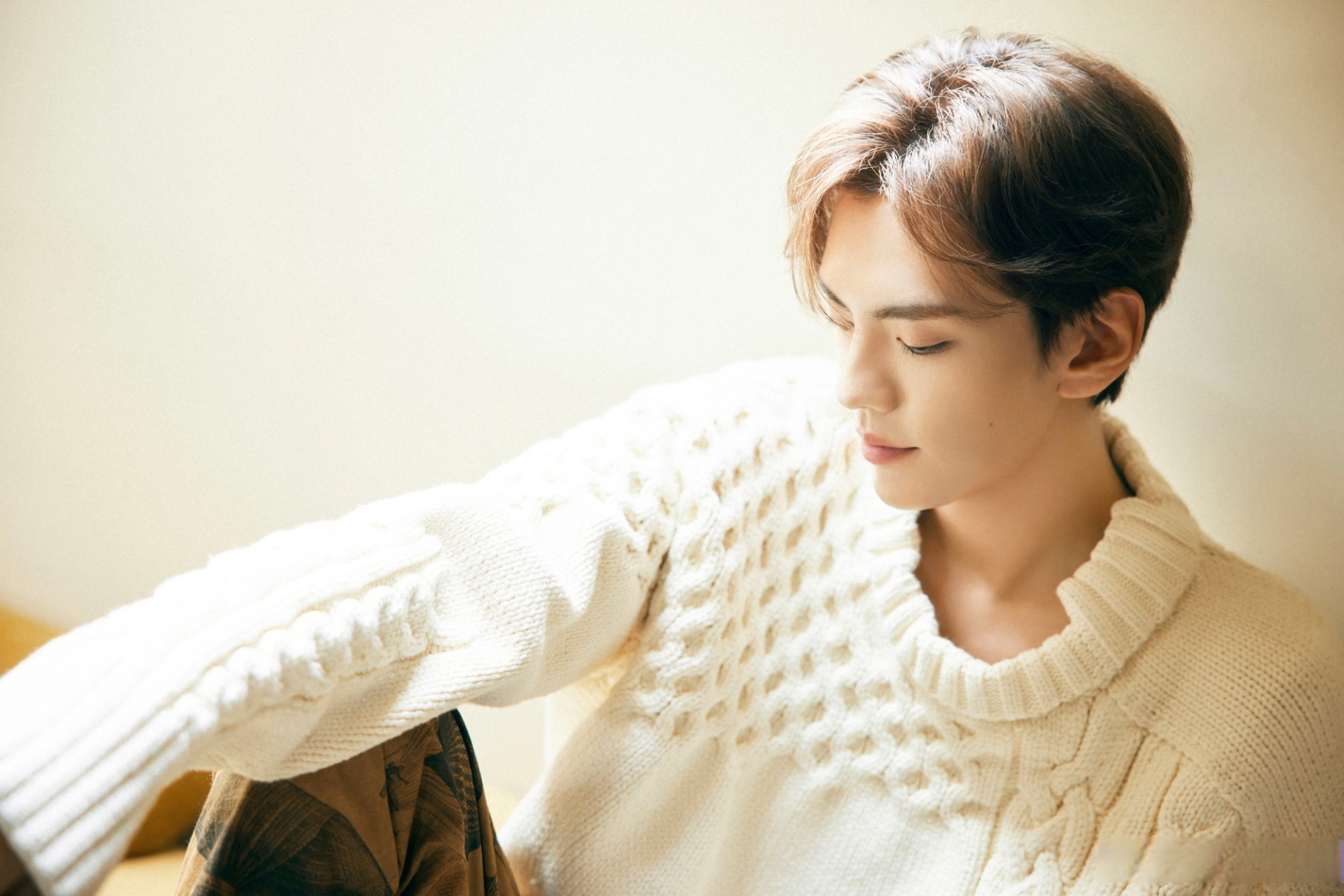 毕雯珺《九霄寒夜暖》生日海报撑伞低头思考的寒狰氛围感拉满了,期待