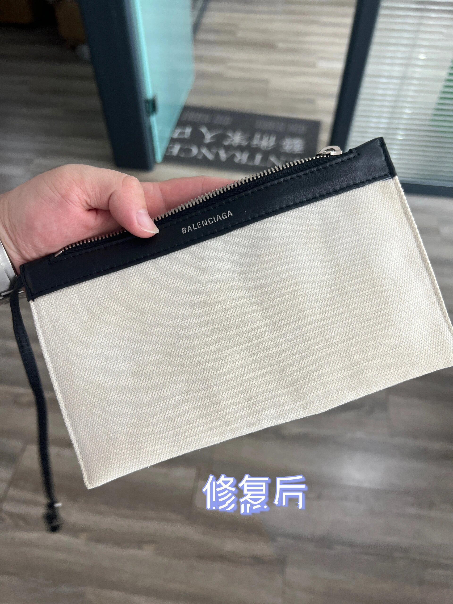 巴黎世家帆布包 窜色染色修复 如图所示,这是南京本地的小姐姐找到我
