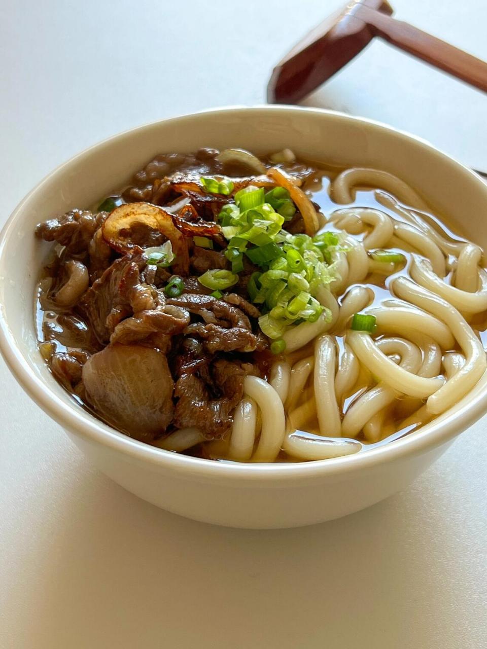 今日份一人食 日式洋葱肥牛乌冬面 洋葱半个 肥牛片 葱末 白酱汁 乌冬