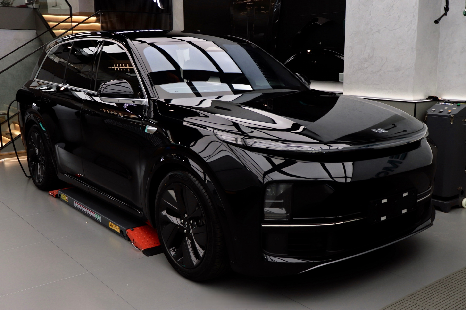 车房通知 l8 贴好了,第一阶段先完成全车车衣 隔