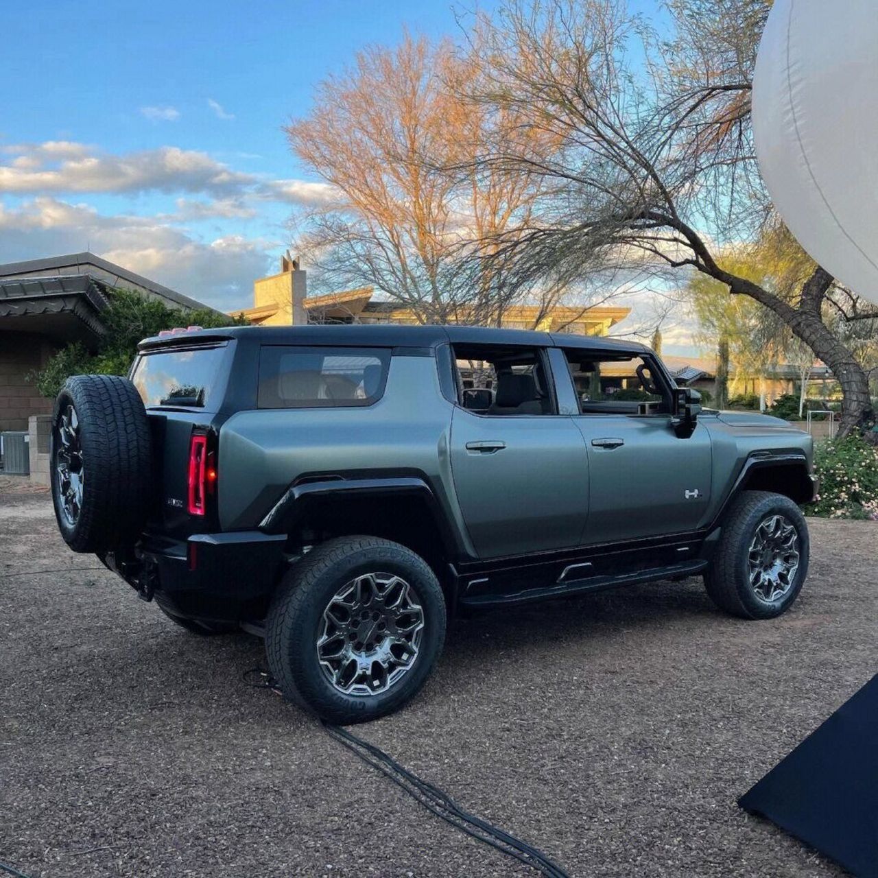 悍马ev要进中国了,美国本土悍马ev售价12万美元,加价30万美元,落地超