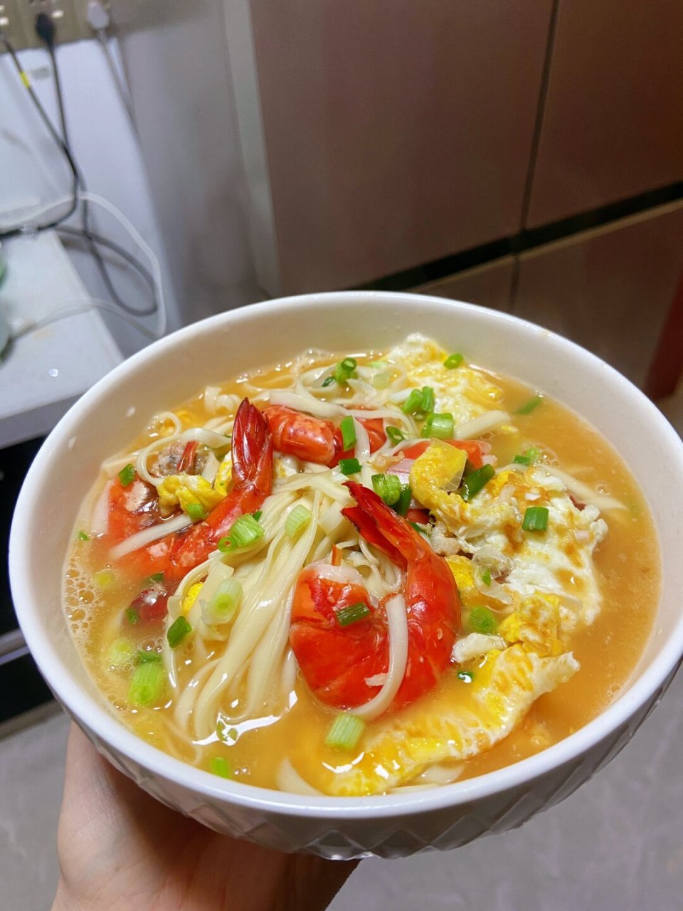 家属点名要吃的大虾面,汤底好喝,面条软乎又吸汤,虾肉紧实鲜甜,做法超