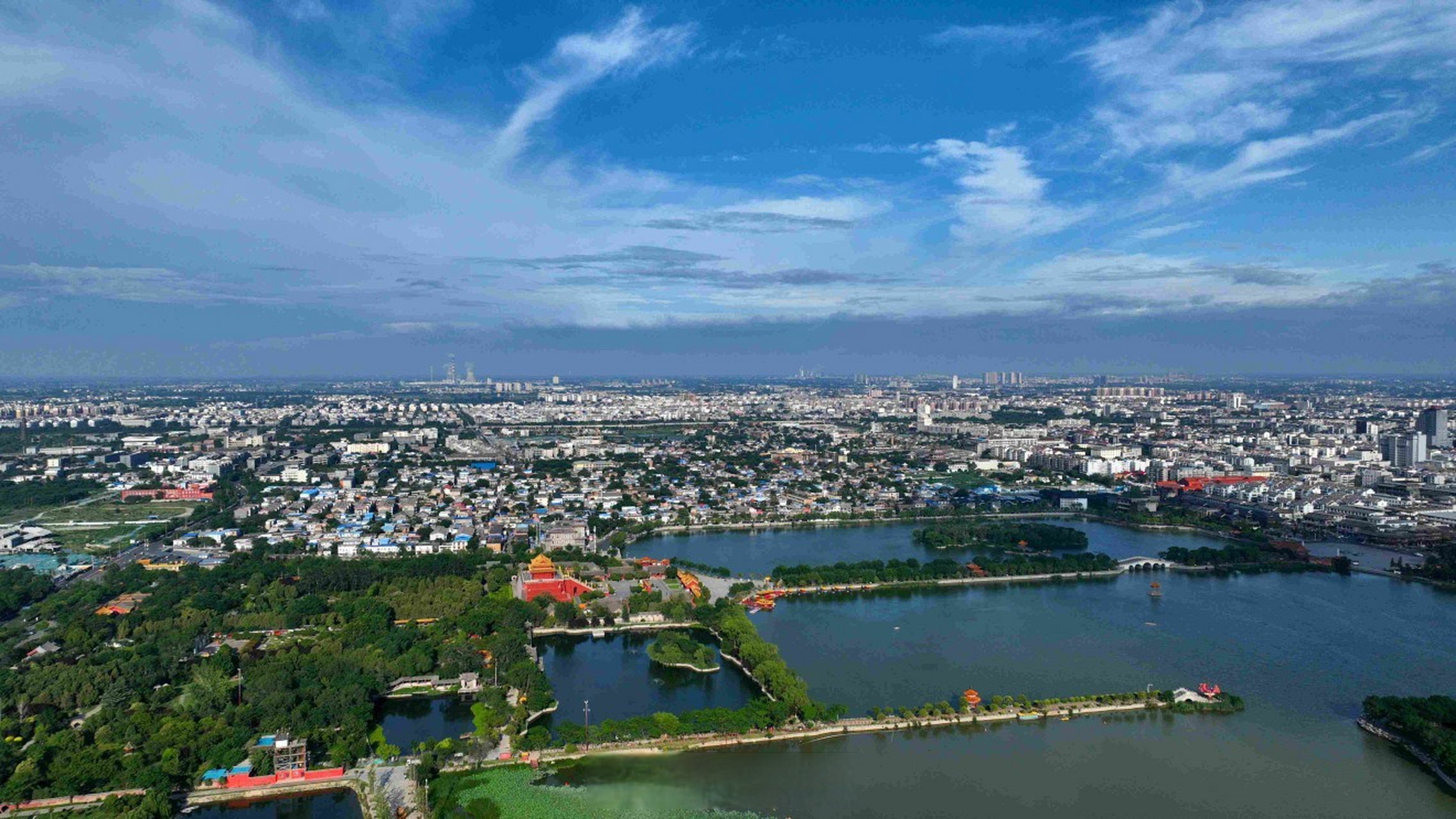 豫见开封城事# 蓝天白云映照着古城,从空中俯瞰,美丽而壮观.