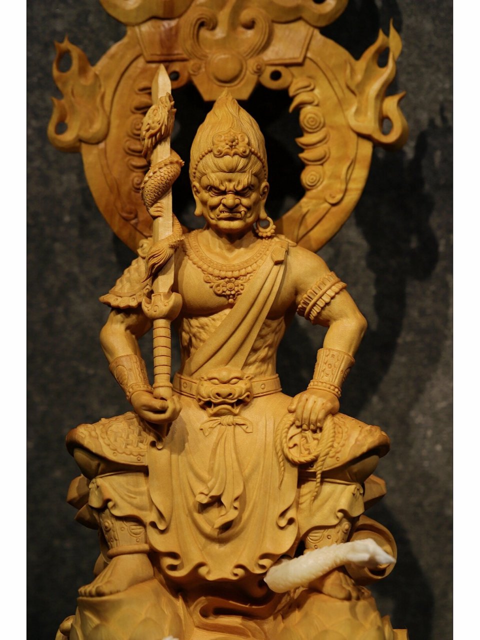 不动明王,即不动尊菩萨 其名号梵音为acalanatha 意为不动尊或无动尊