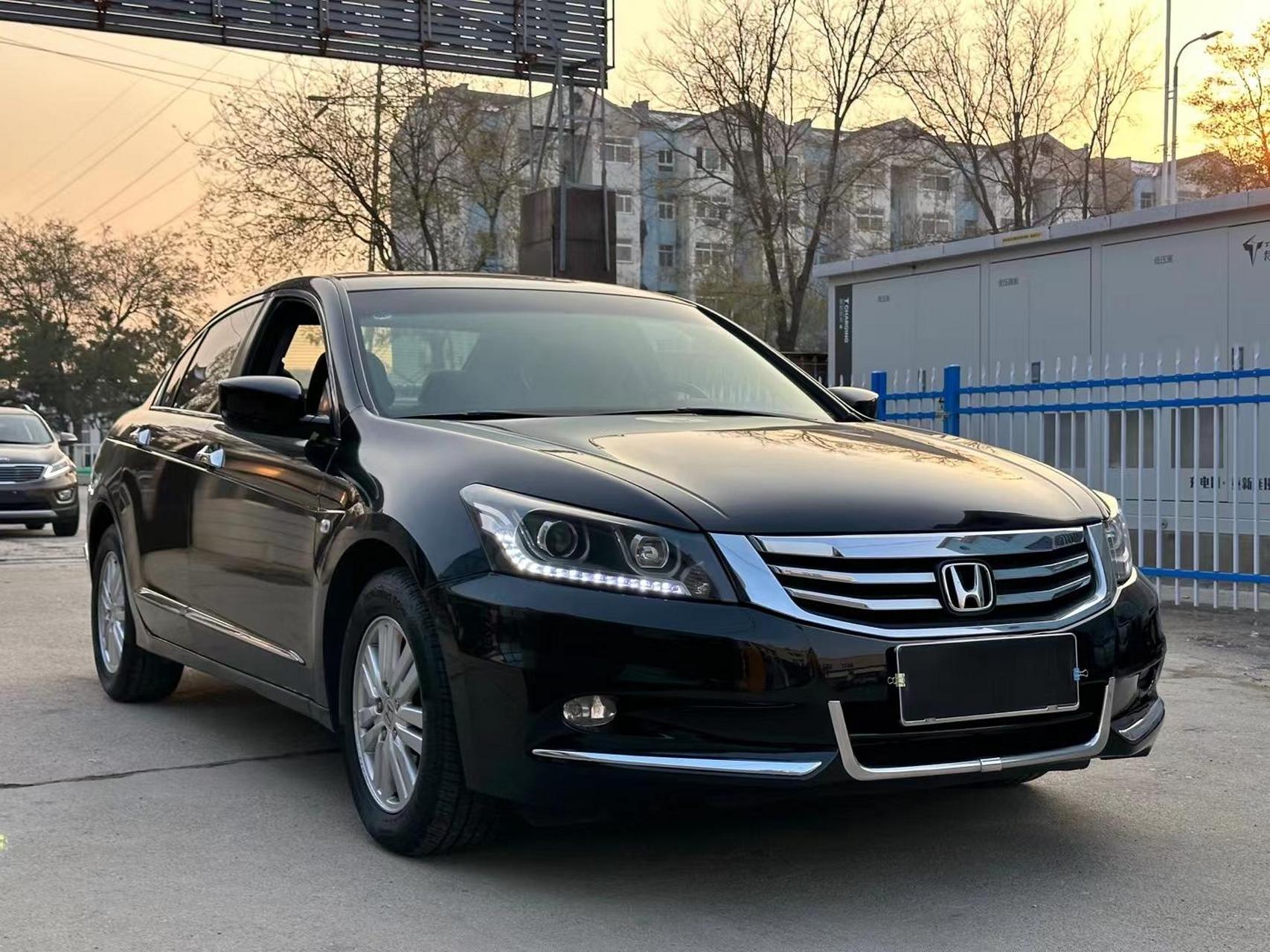 0自动挡,非常经典的一款雅阁,里外干净利索,车况精品,安全行驶14万