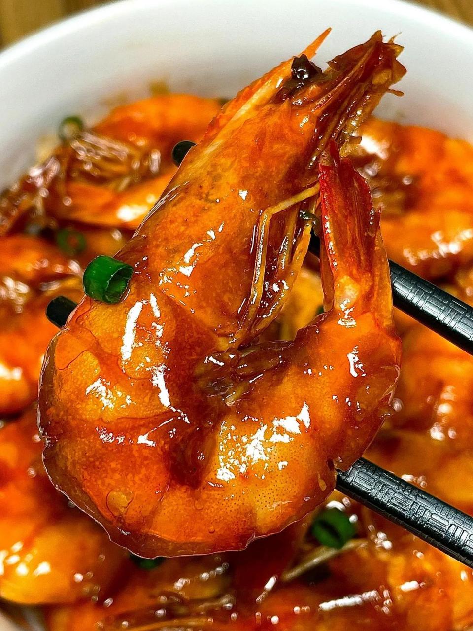这样做出来的油焖大虾好吃到舔手指,做法简单,咸香酥脆~ 做法: 1,调