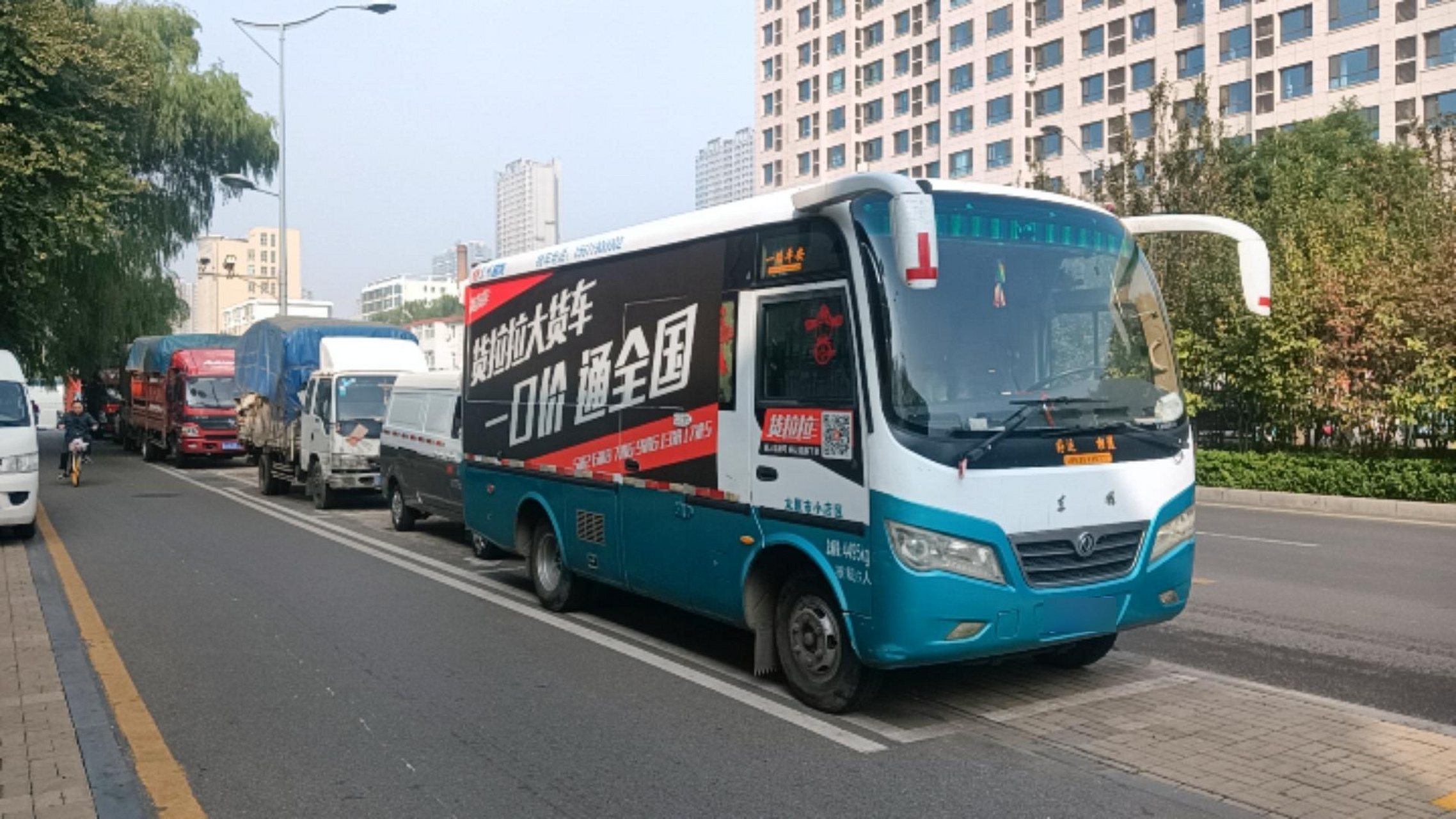 东风超龙中巴货车.