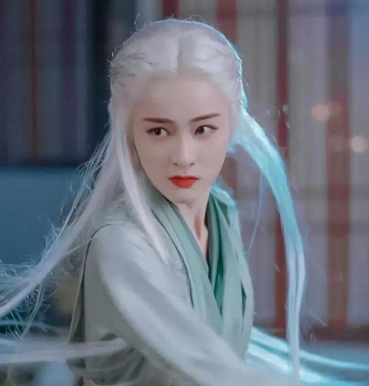 第一次觉得白发好看还是周迅在《画皮2》中饰演的白发妖女,周迅演绎到