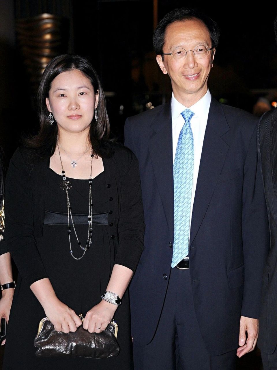 2001年 伏明霞遇到梁锦松,她23岁,他46岁. 他说,两人其实是一见钟情.