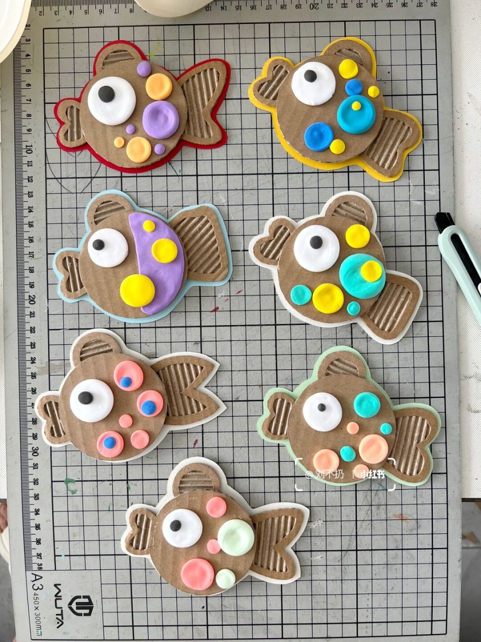 变废为宝|纸皮画77粘土创意手工《七彩小鱼》 做了个七彩小鱼挂饰!