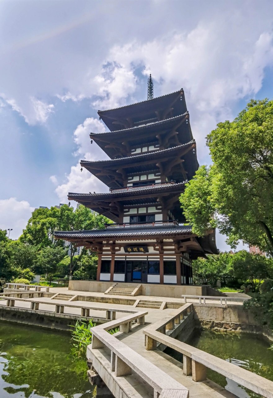 无锡柴胡塔的日景与夜景