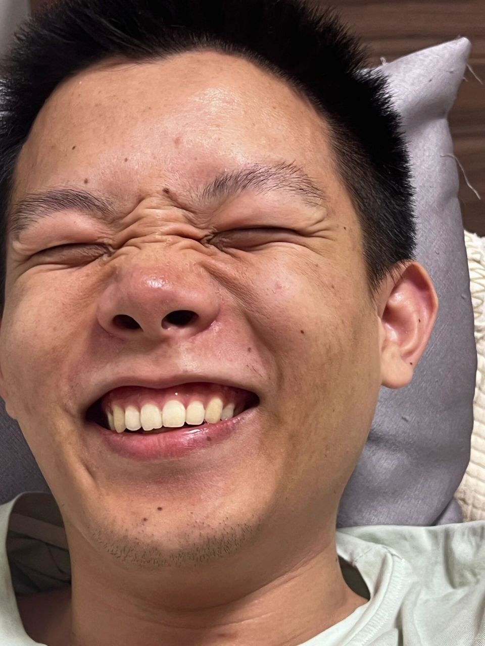 眼尾炸花的男人 都说眼尾炸花的男人花心 突然发现男朋友笑起来全是