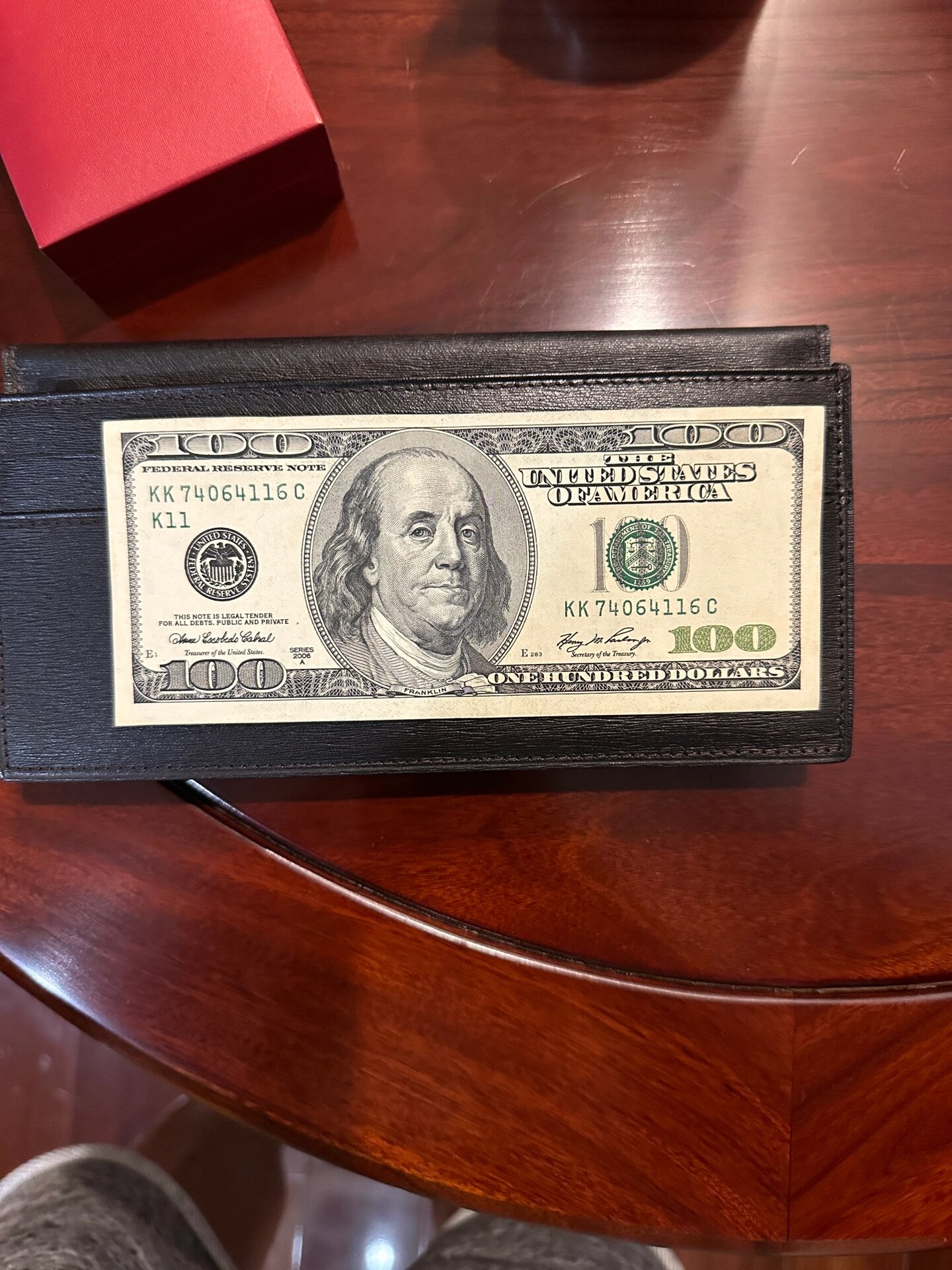 现在你手里如果还有老版美元,尽快到银行换成新版的,许多小国家已经不