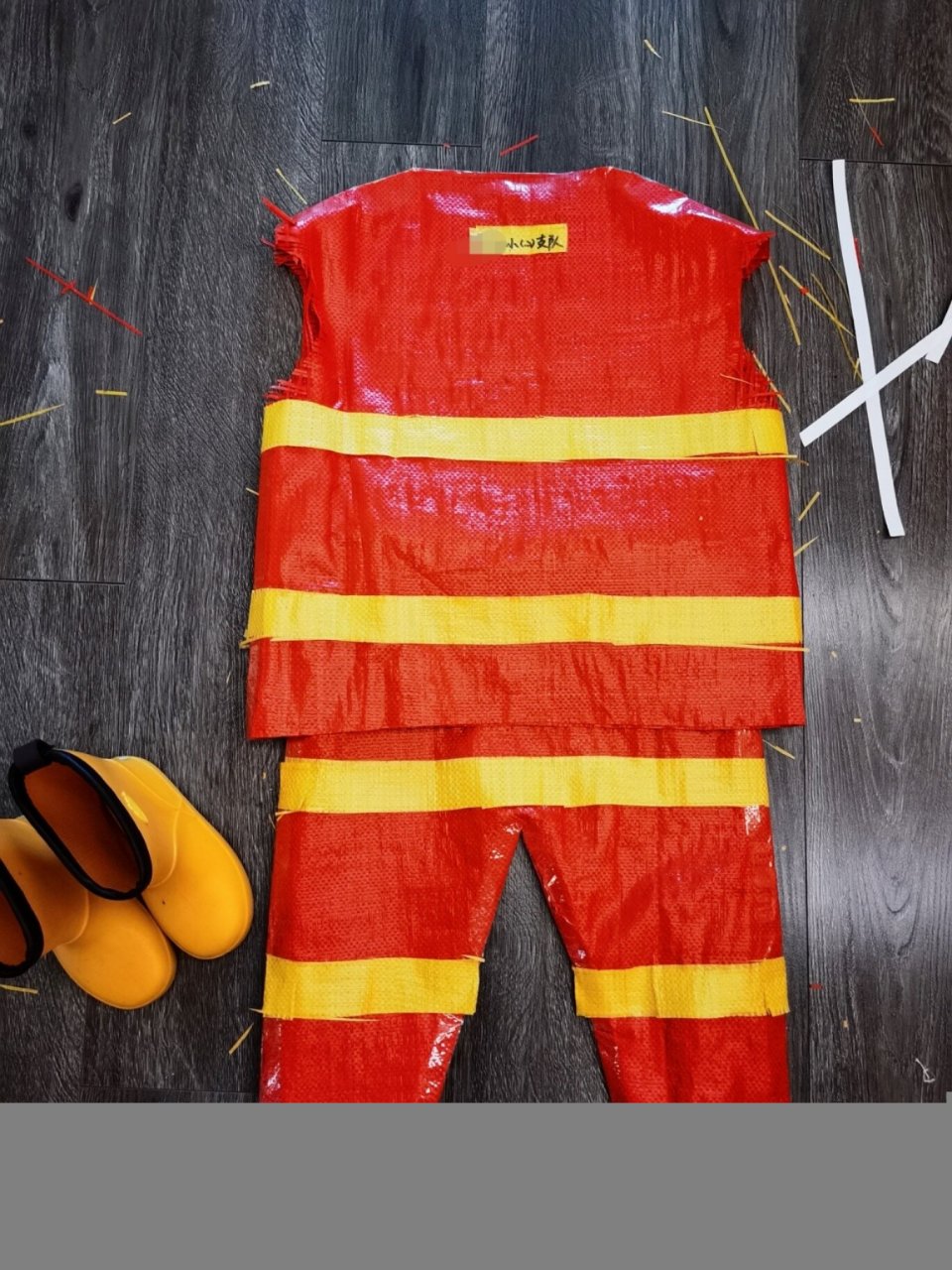 7815幼儿园 儿童 手工 环保服装 之消防服篇 首先上tb买几张编织