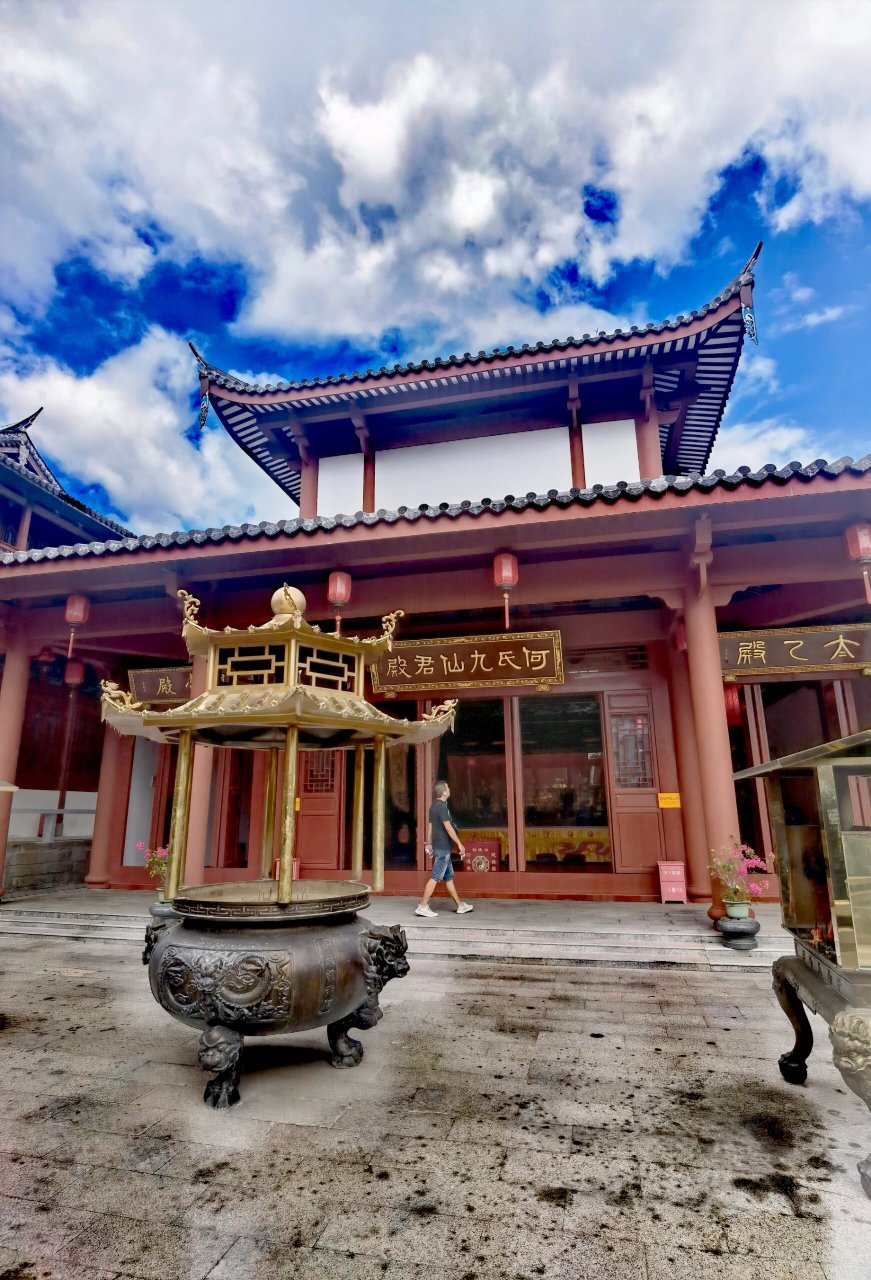 九仙观位于于山顶的东部,为于山现存最大的寺庙,历史悠久,声名远播,宋