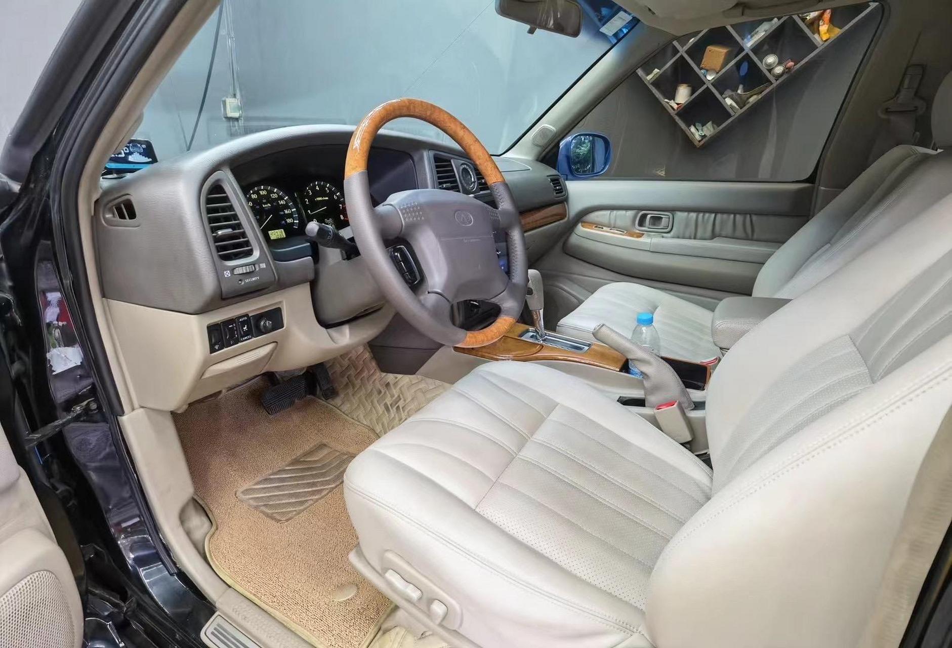 英菲尼迪qx4  02年上牌,当年100万,现在几小万,车况不错,来个老板带走