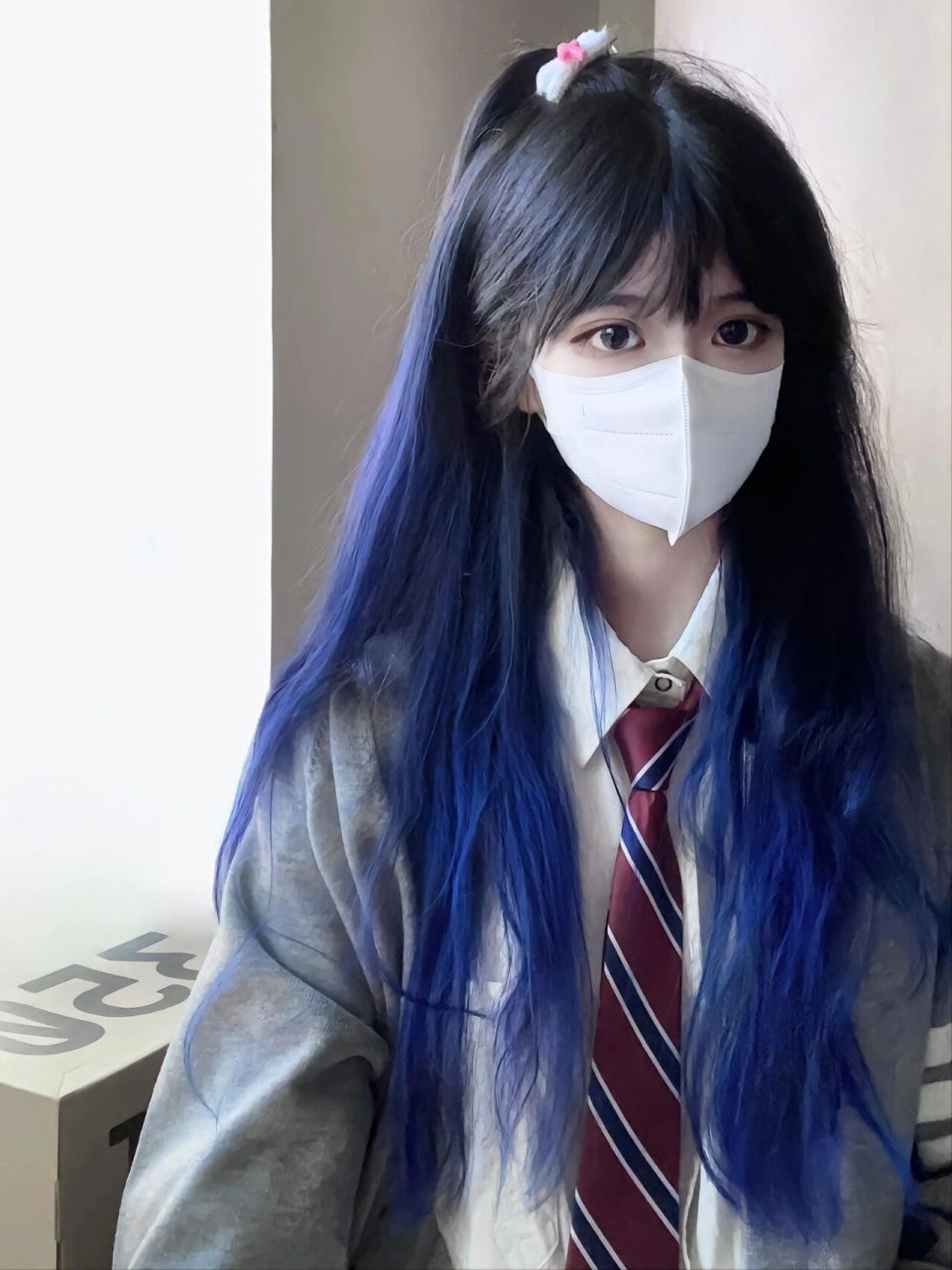 真的太喜欢这个渐变鸢尾蓝色 头发是之前漂过的 发根10cm是新长出来的
