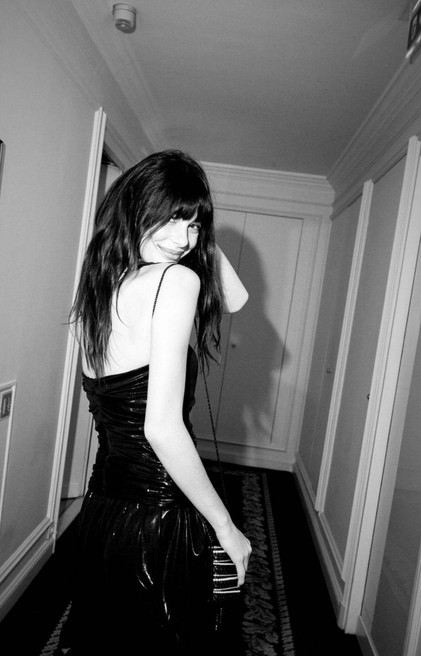 小李子前女友camila morrone香奈儿看秀look,w magazine还为她拍摄了