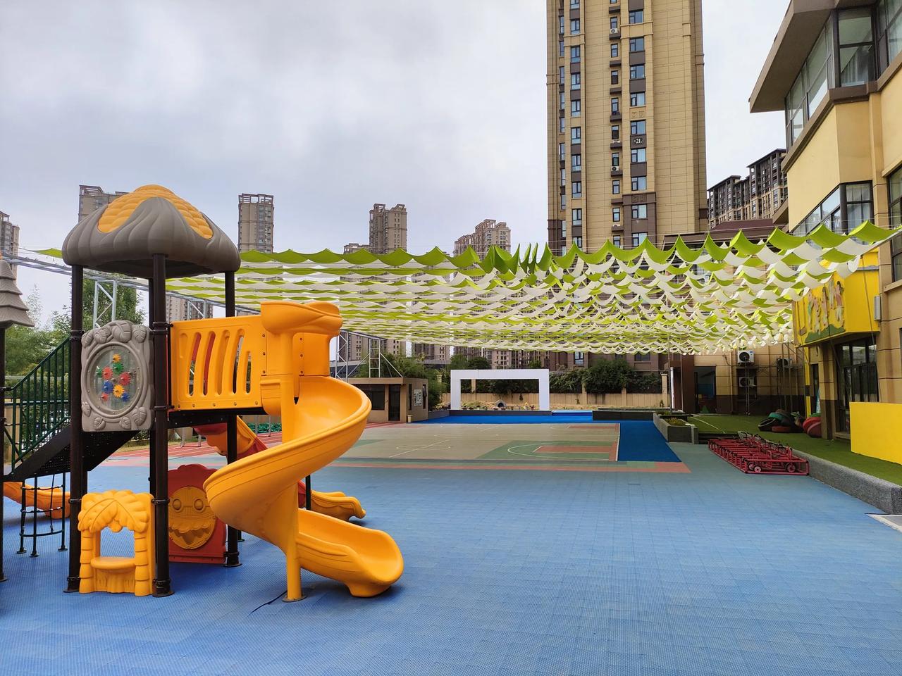 前天在地铁上还听旁边两个美女在商量叫孩子先不去幼儿园了,今天居然