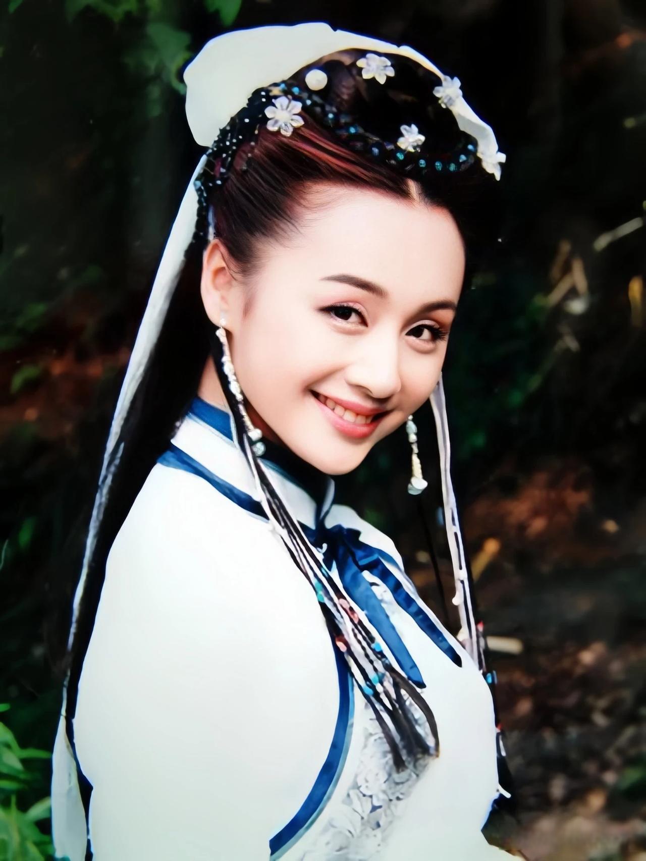 一袭白衣,白纱遮面,美丽出尘,一出场就曹颖徐莲九岁县太爷