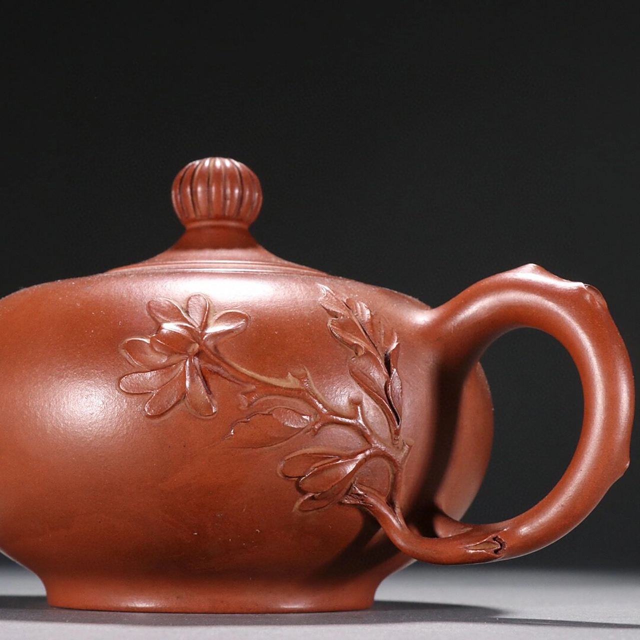 【紫砂花纹茶壶】【周桂珍款】 周桂珍款 紫砂花纹茶壶.