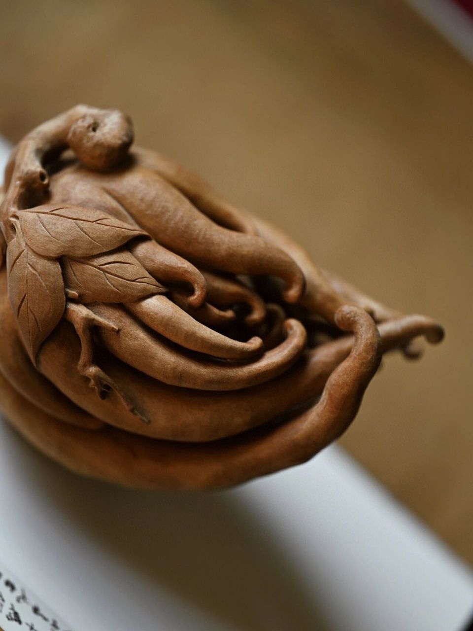 色泽温润,纯手工雕刻佛手形,形态饱满,古朴自然,置于案上把玩,清赏,几