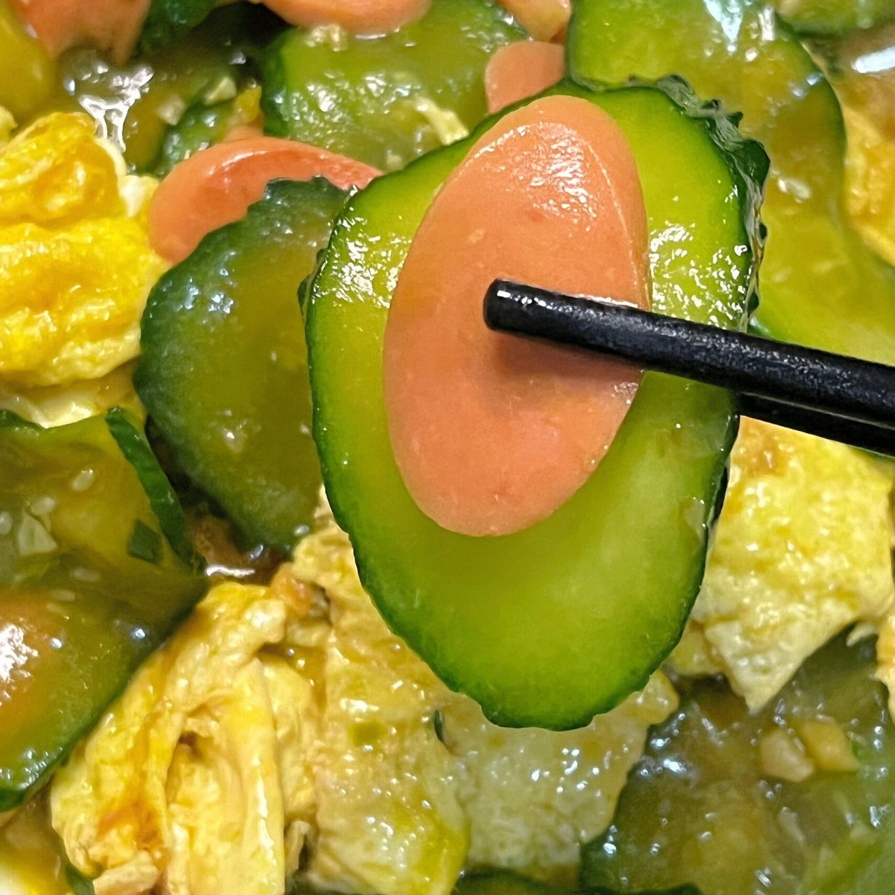 食材:黄瓜,火腿肠,鸡蛋,葱,蒜,生抽,蚝油 今天分享一道家常快手菜