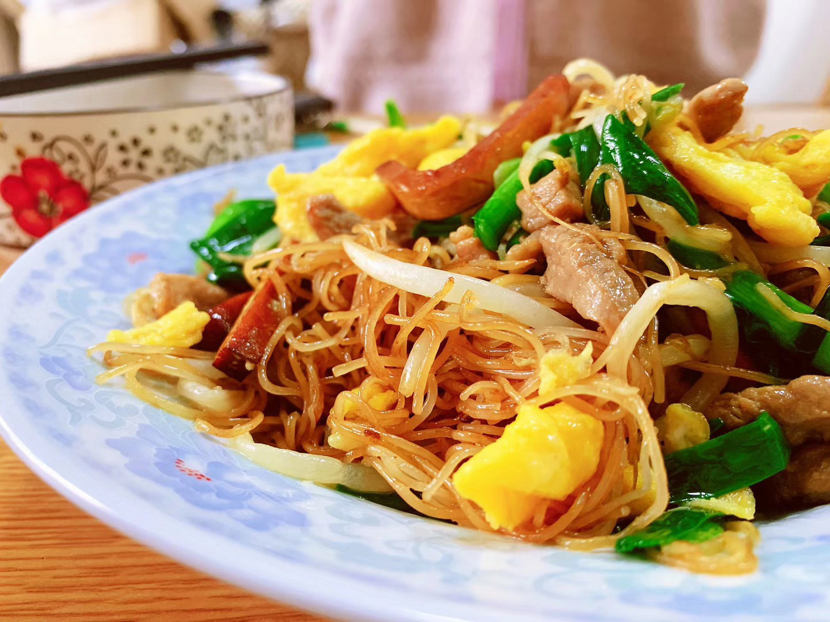 喷香的炒榨面来咯 正宗炒榨面教程来咯 09用料: 1.