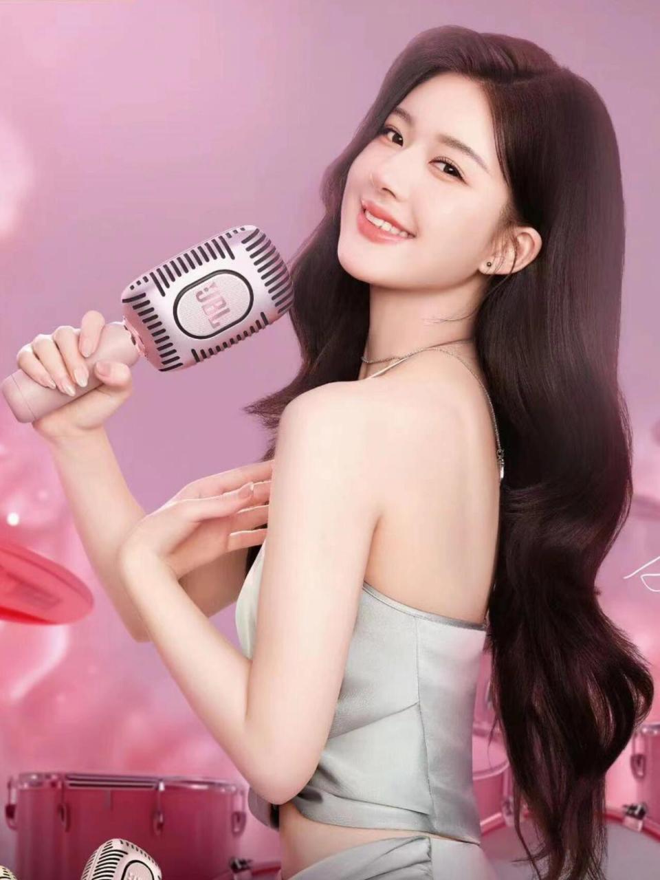 赵露思解锁新商务,这组物料拍的真好看 她也speakeasy冰丝套装很是