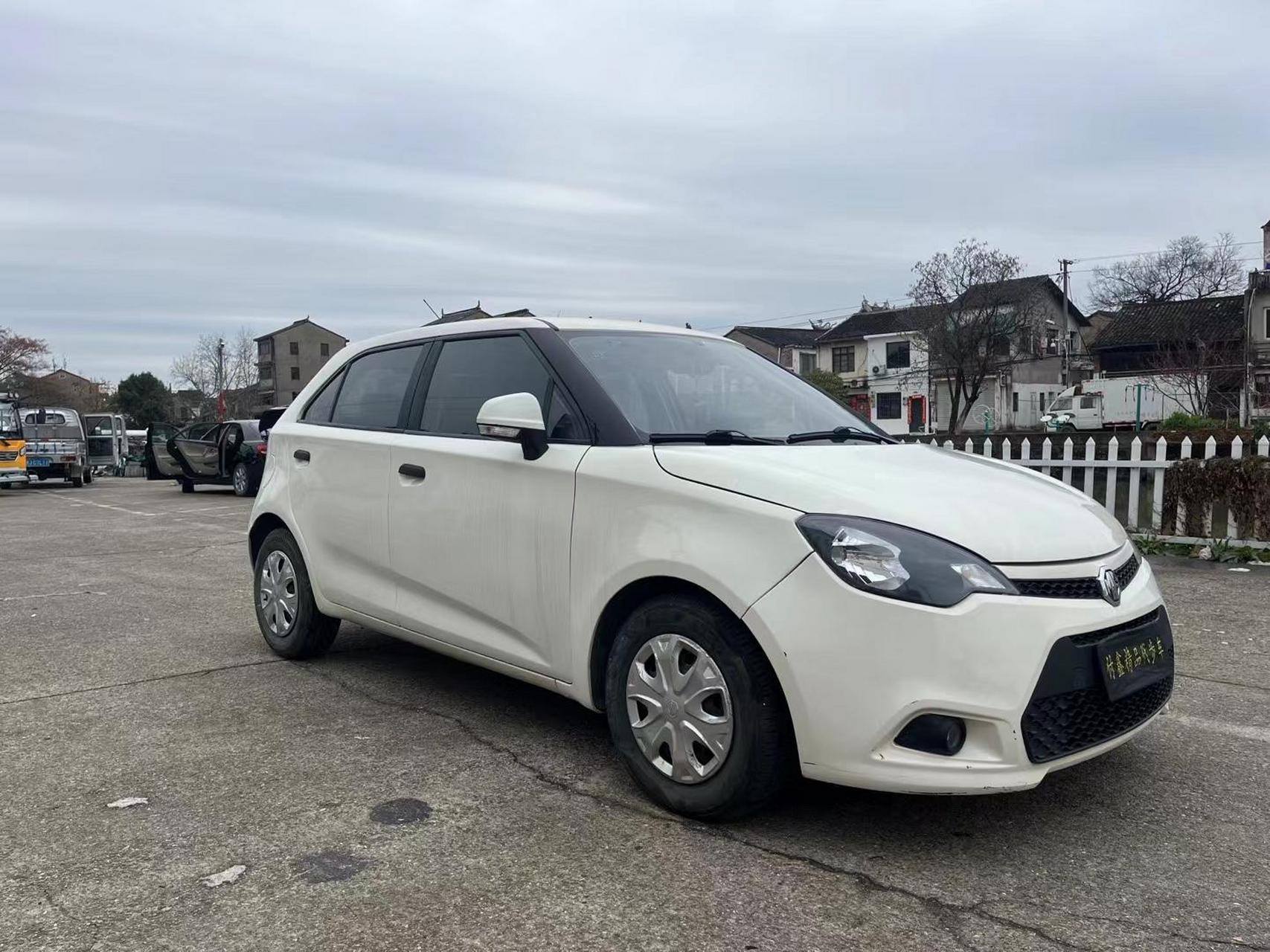 发放福利福利 2014年的名爵m3自动档的小型两厢车,全车原版,1.