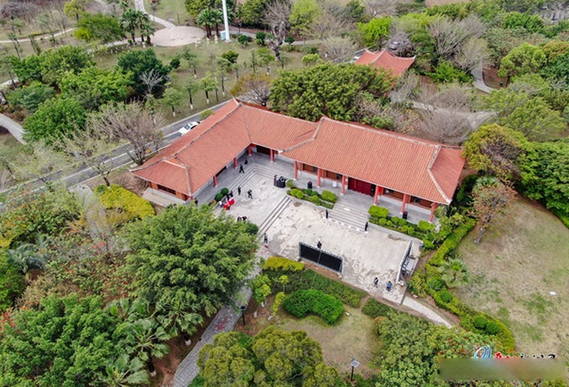 【晋江首个公园图书馆开馆】3月30日上午,晋江市图书馆东石(石佛山)