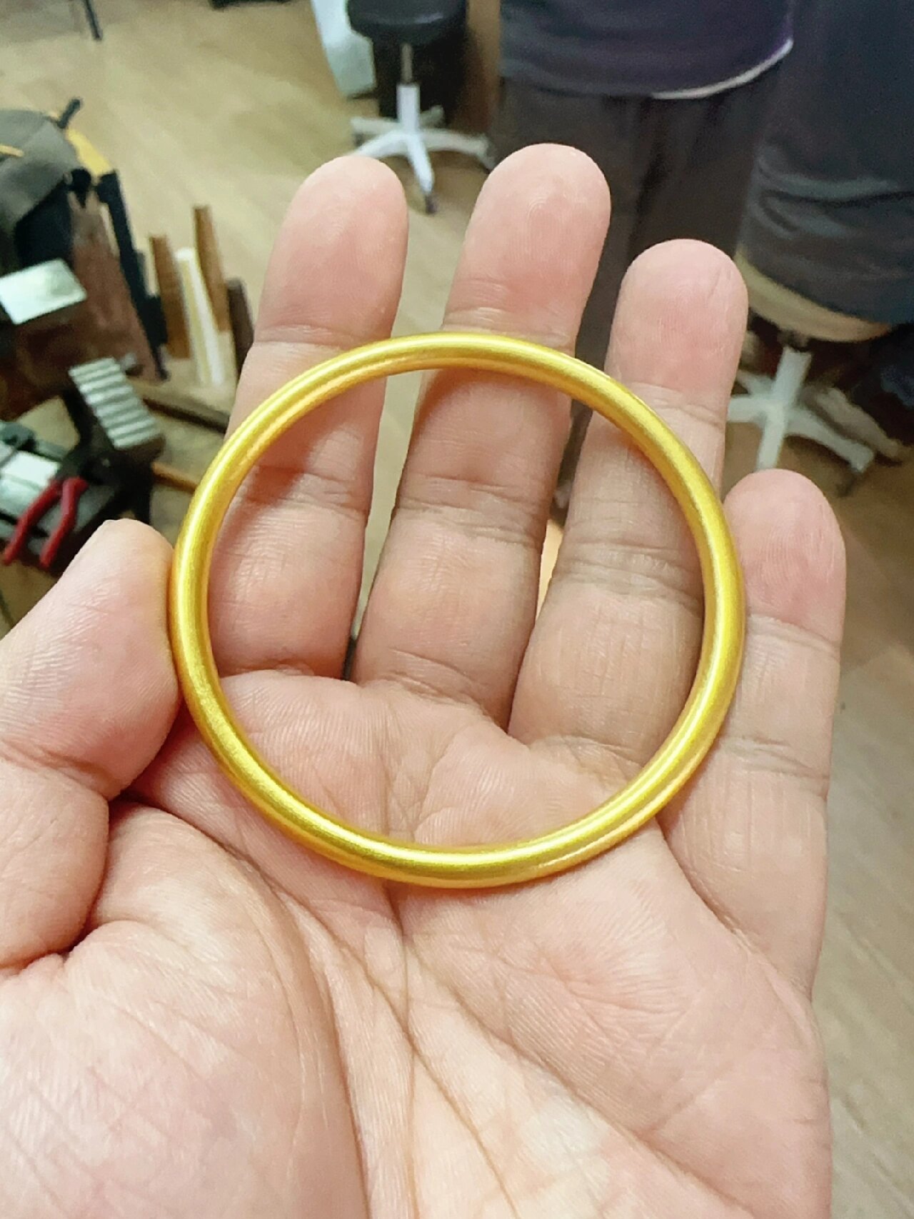 油亮面的古法素圈黄金手镯