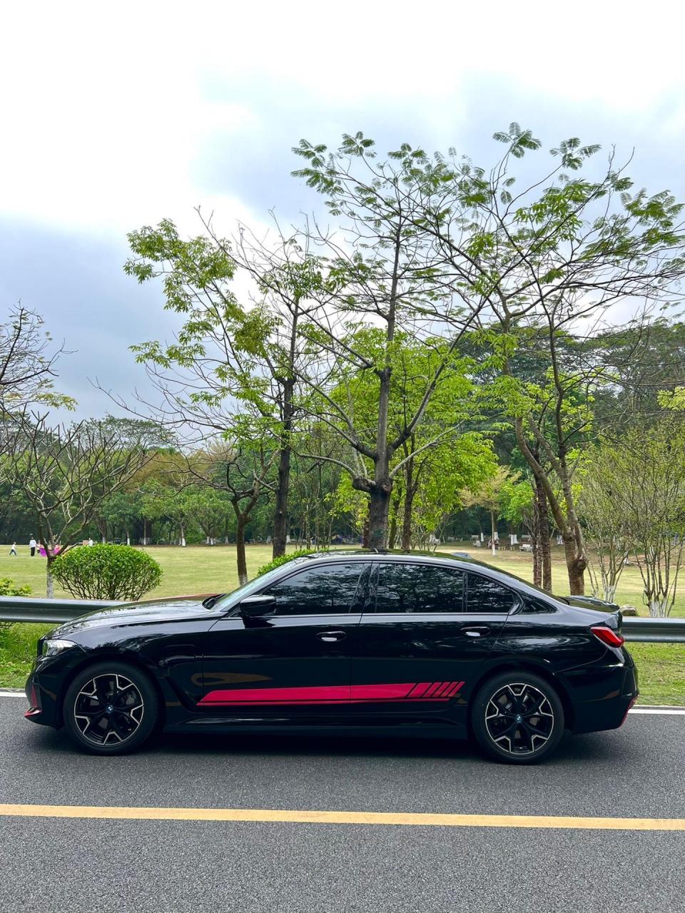 宝马i3改装分享.🚗全车贴了:黑武士改色膜➕玫瑰花色定制拉花  0