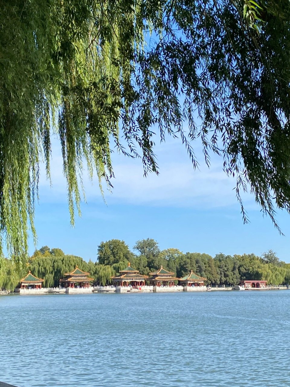 北海公园五龙亭 五龙亭,皇家气派十足,雍容大气,湖边盛景.