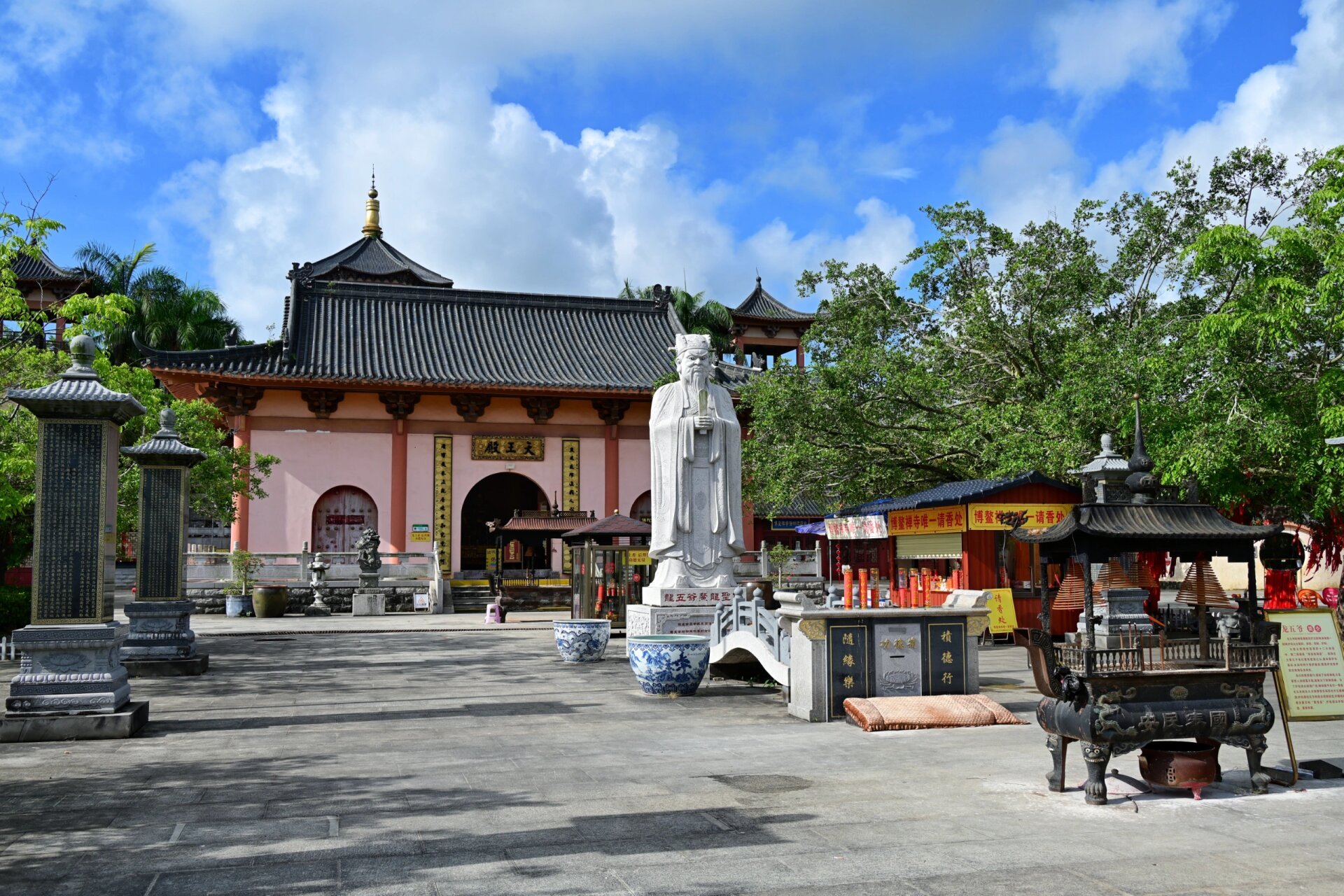 博鳌禅寺—海南礼佛圣地 博鳌禅寺是按正统禅宗寺院规制所建,进入寺庙