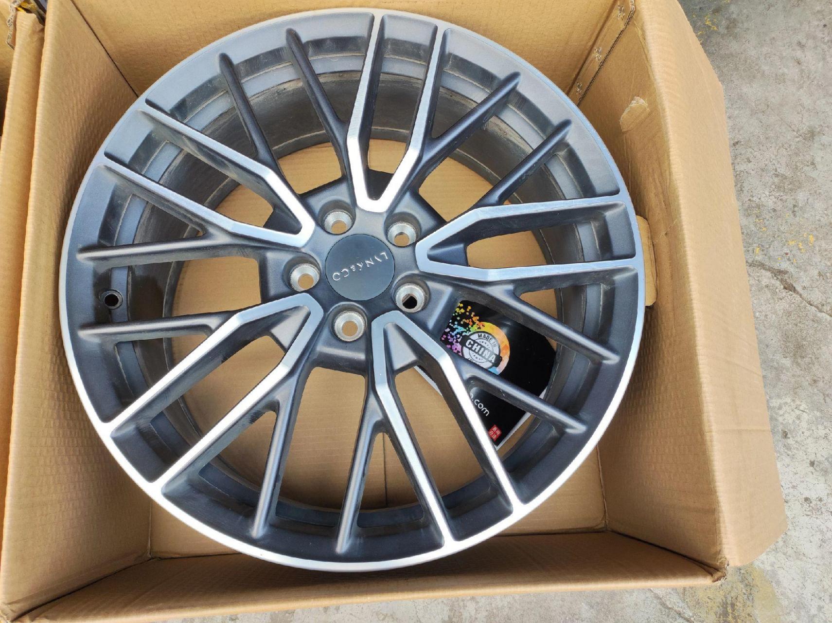 领克03 19寸原厂锻造轮毂, 一套拆下,成色新,品质好. 喜欢的来.