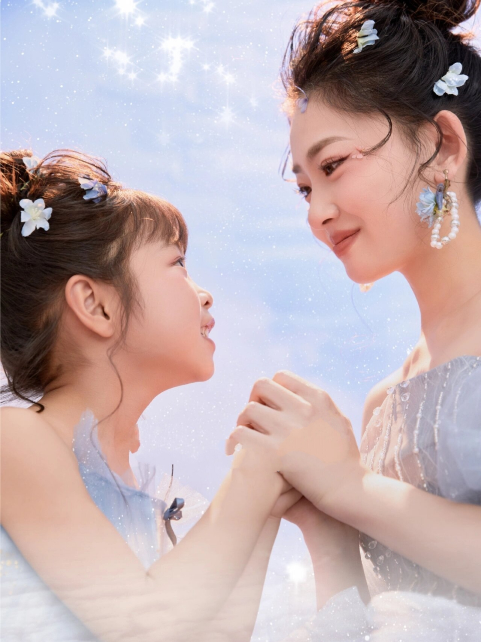 浓浓的爱穿过云层 唯美梦幻母女2人亲子照~ 像极了天上的仙女下凡 在