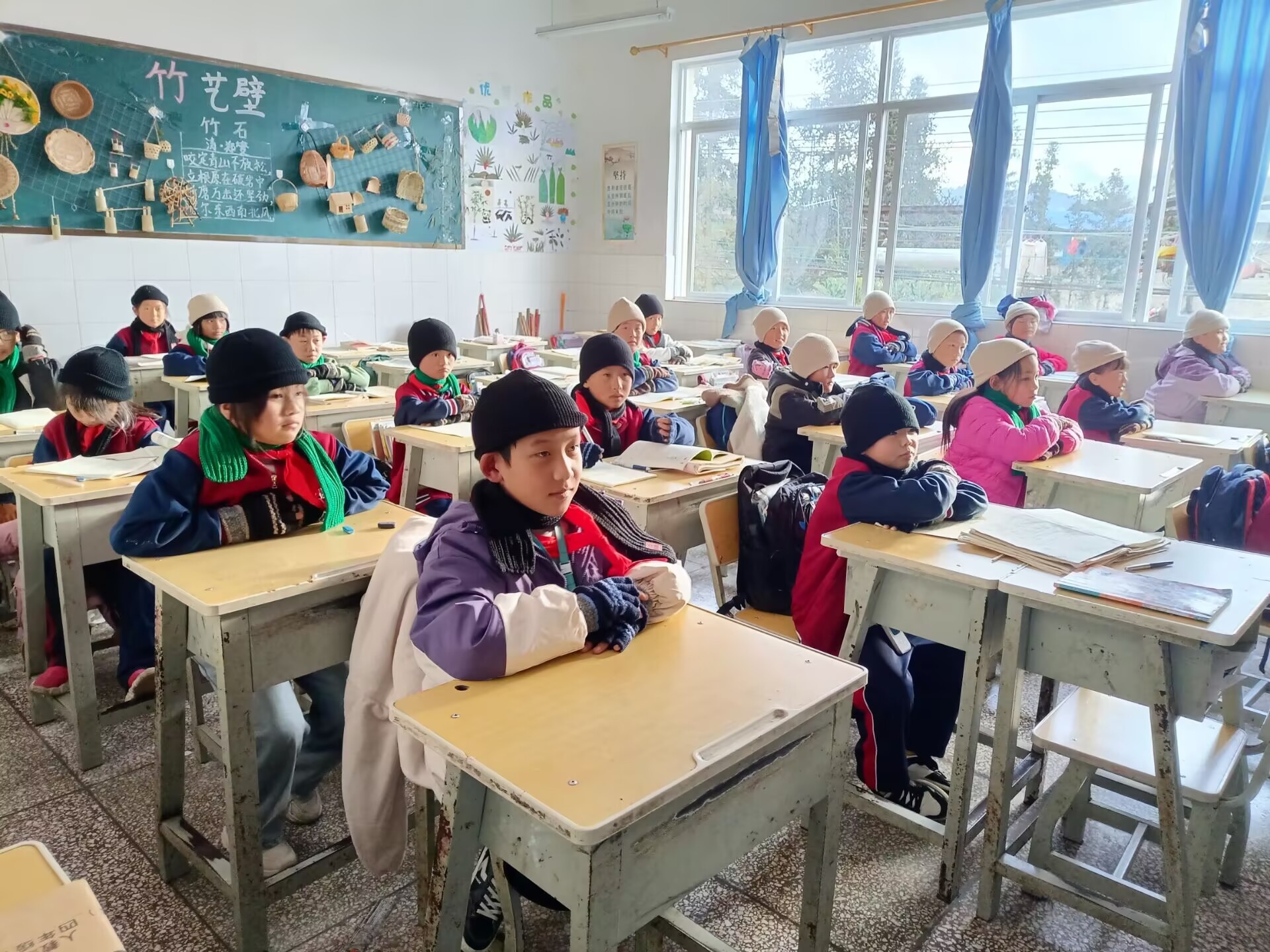 孩子们只好把手缩在袖子里赶路去往学校,脚趾在鞋子里冻得麻木,没走