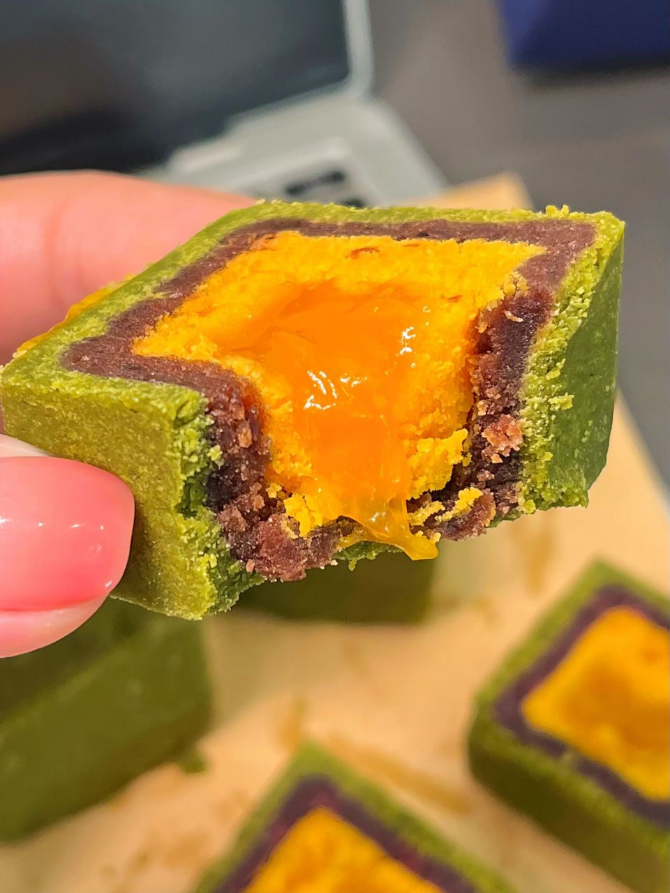 抹茶月饼尊嘟好爱这一口啊… 从来没有吃过抹茶味的月饼,而且还是方形