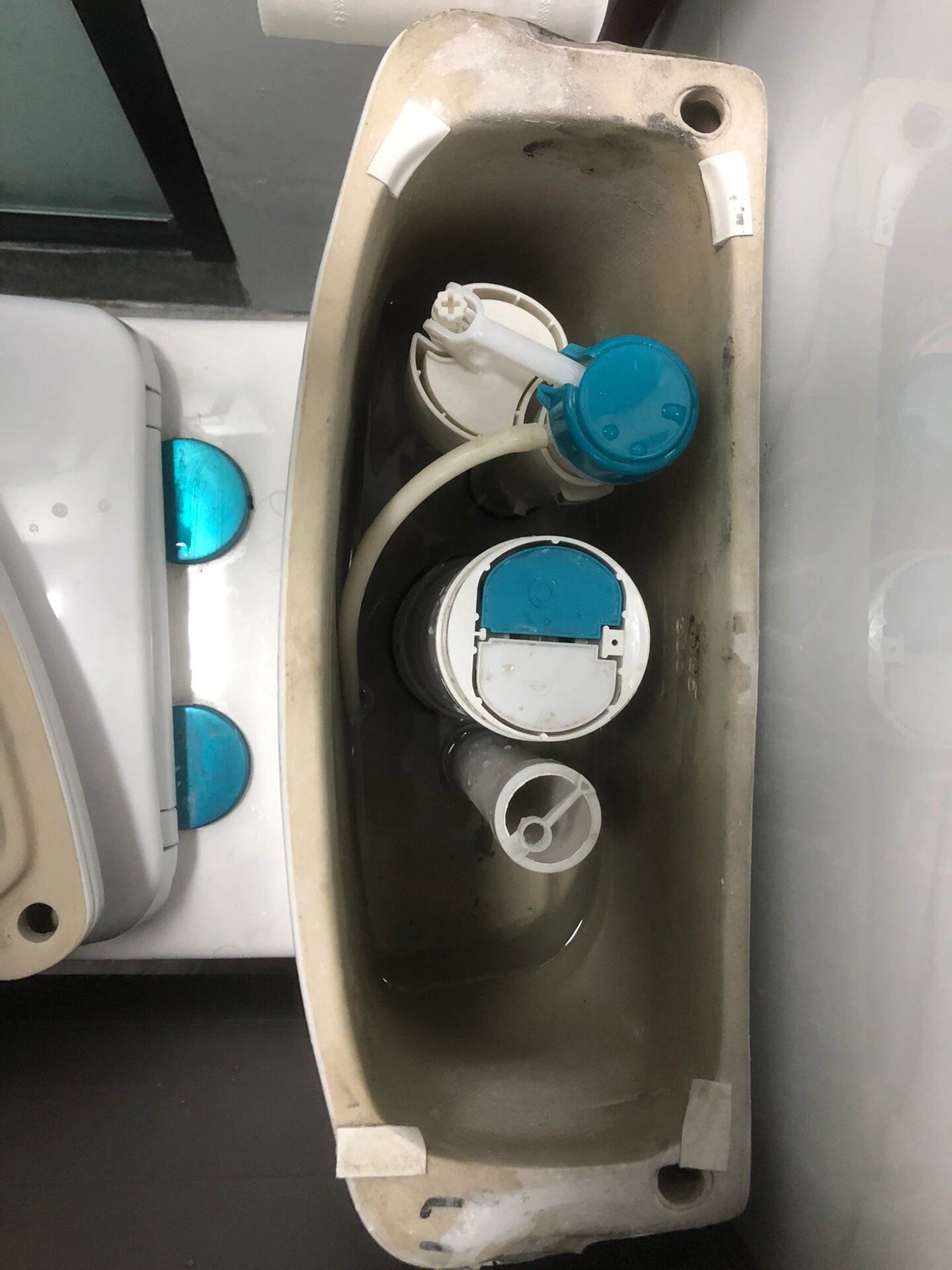 马桶水箱漏水漏一半怎么解决