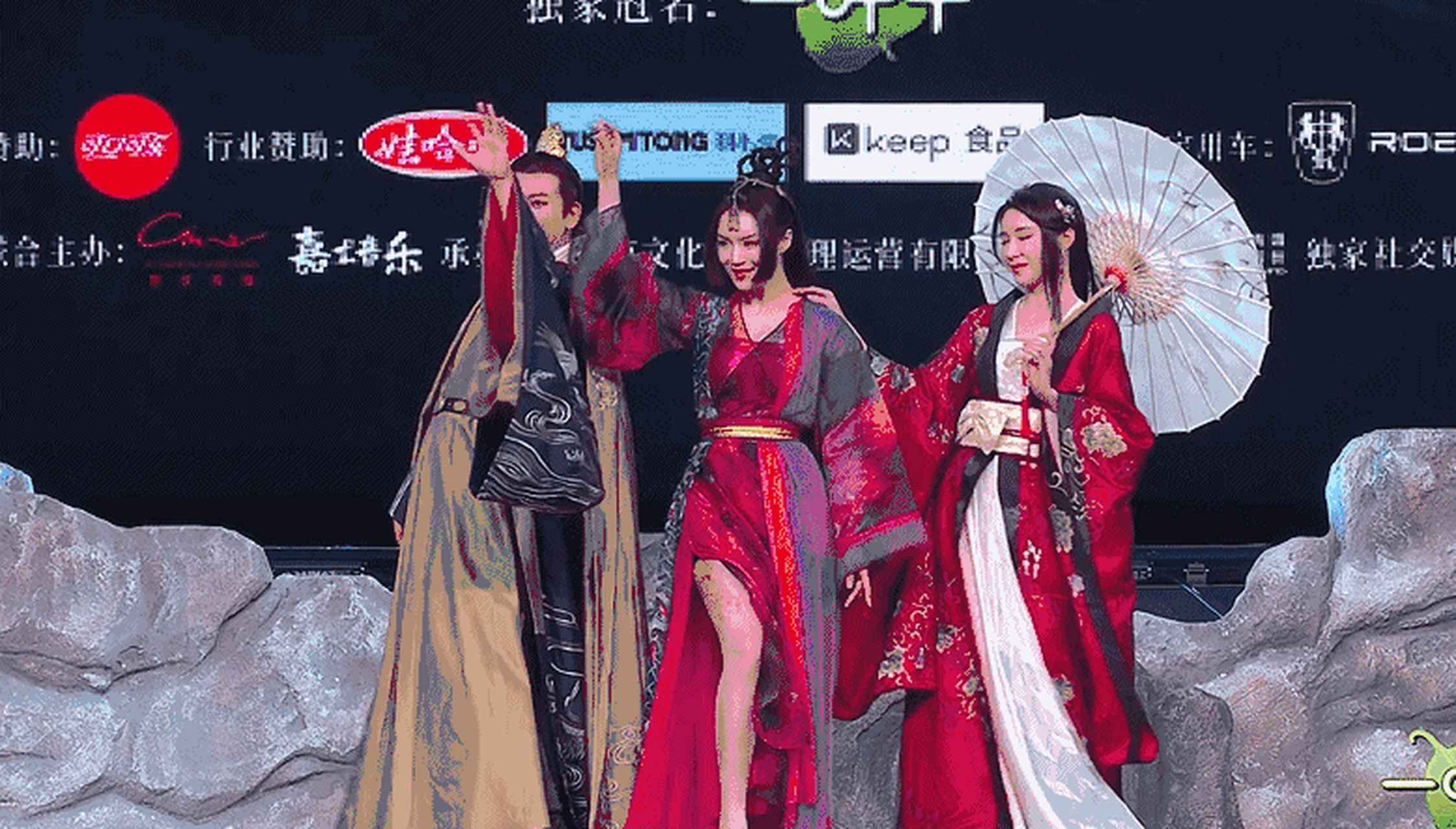 山河令演唱会,毒菩萨公主抱艳鬼也太轻松了吧,和龚俊张哲瀚同款惊讶脸