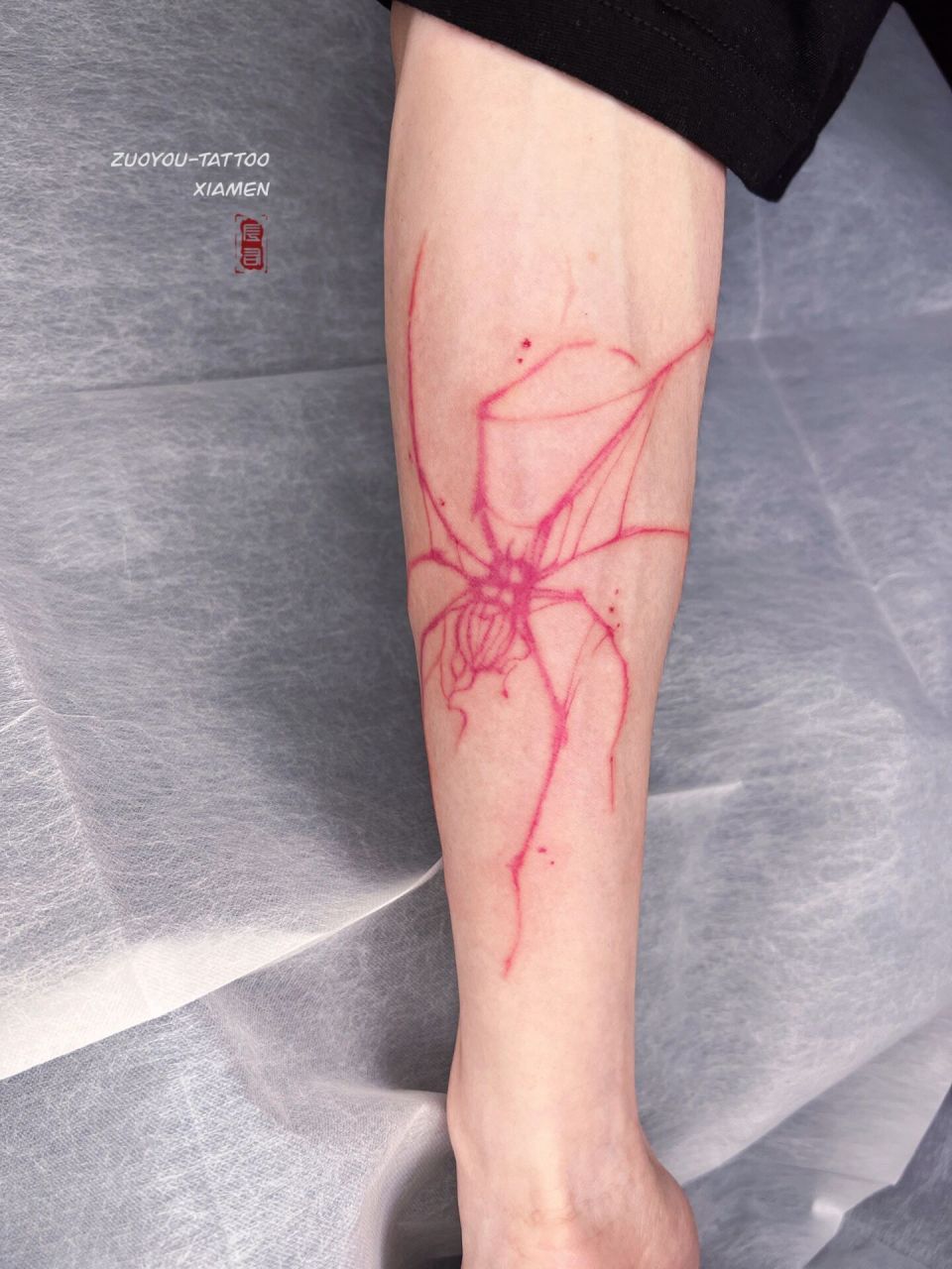 粉色的蜘蛛有一点点可爱|厦门纹身 9915 粉色 张牙舞爪 准备狩猎