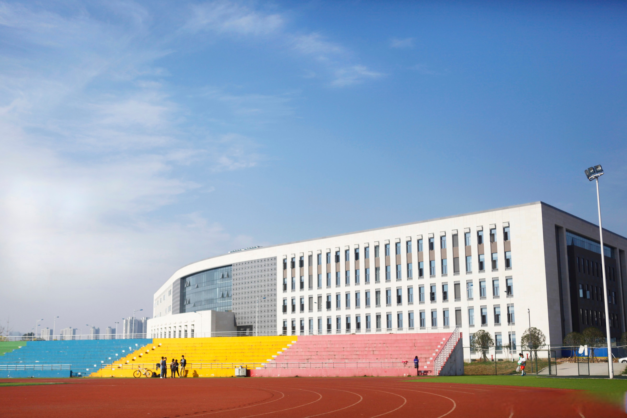 不甘人后,蹑景追飞. 敢为人先,轨物范世. 穷究于理,格物致知