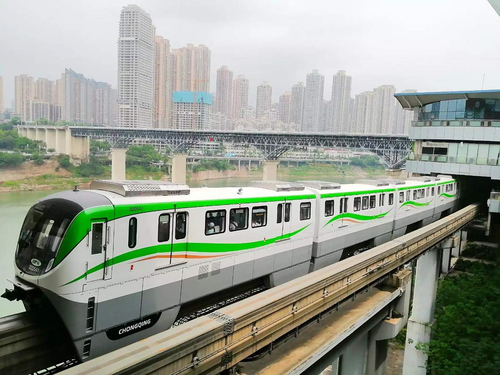 重庆轨道交通二号线八编列车正式上线,外窗竟然还带了屏显功能.
